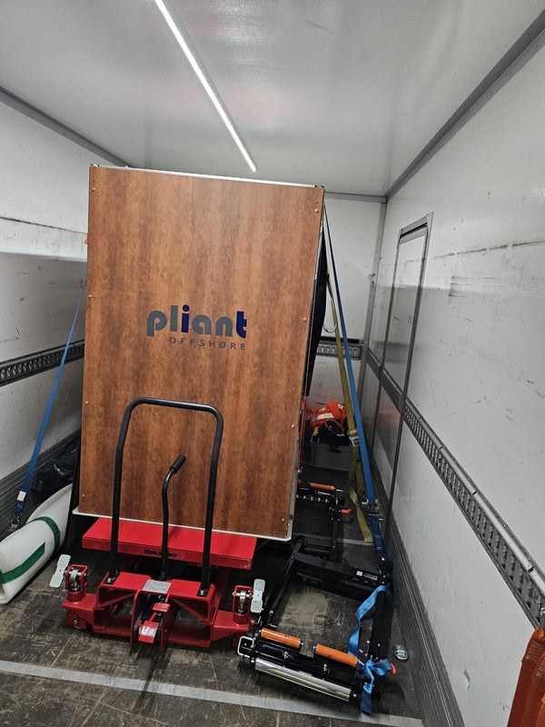 Transportkist en palletwagen in de bakwagen van Delta Express Transport